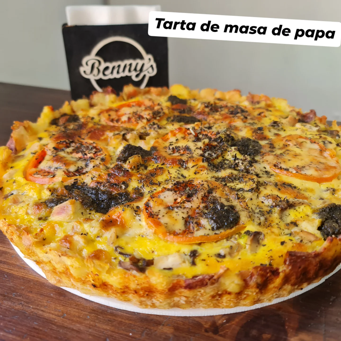 Tarta de pollo, tomate y champiñones en masa de papa de Benny’s