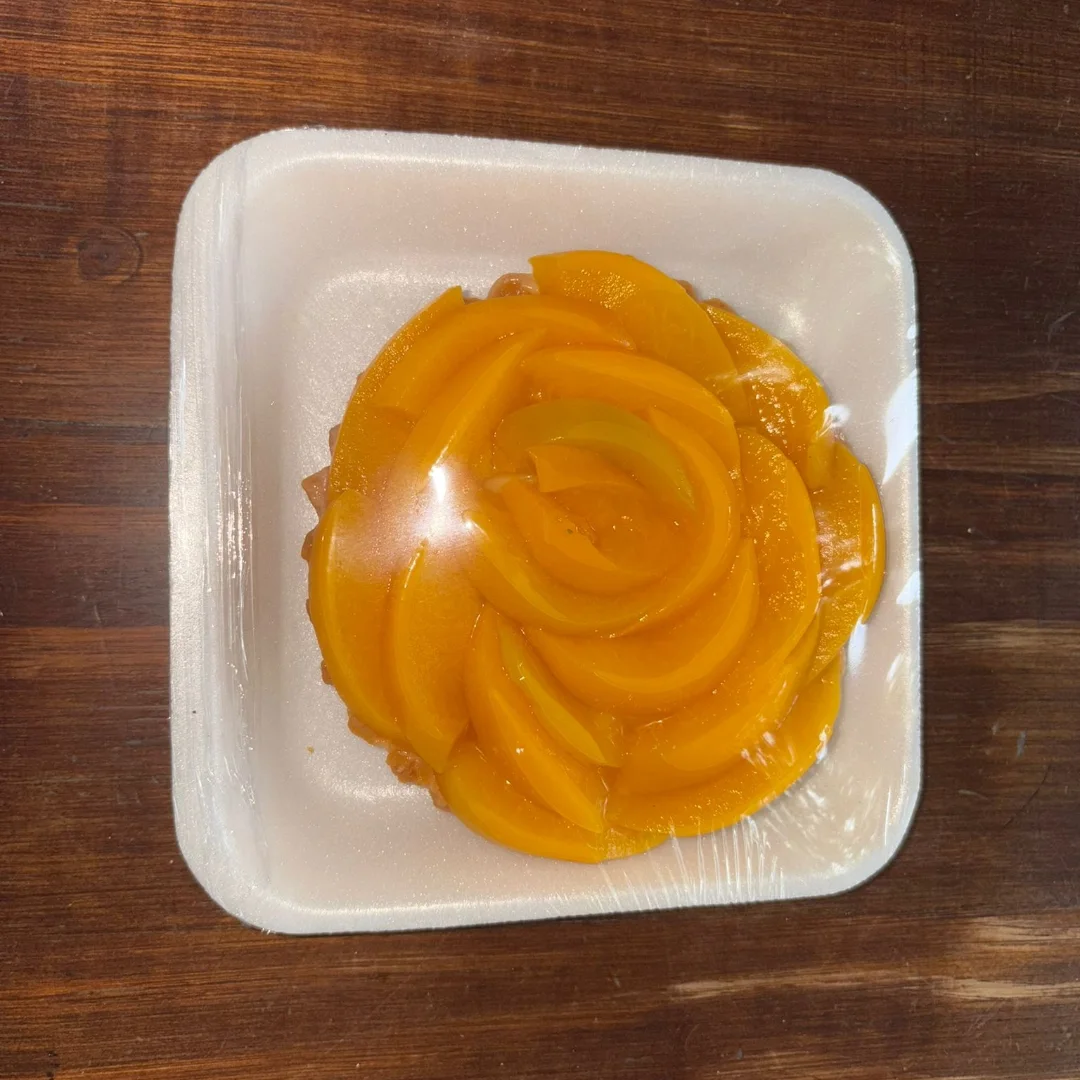 Tarteleta de duraznos y crema pastelera de Benny’s