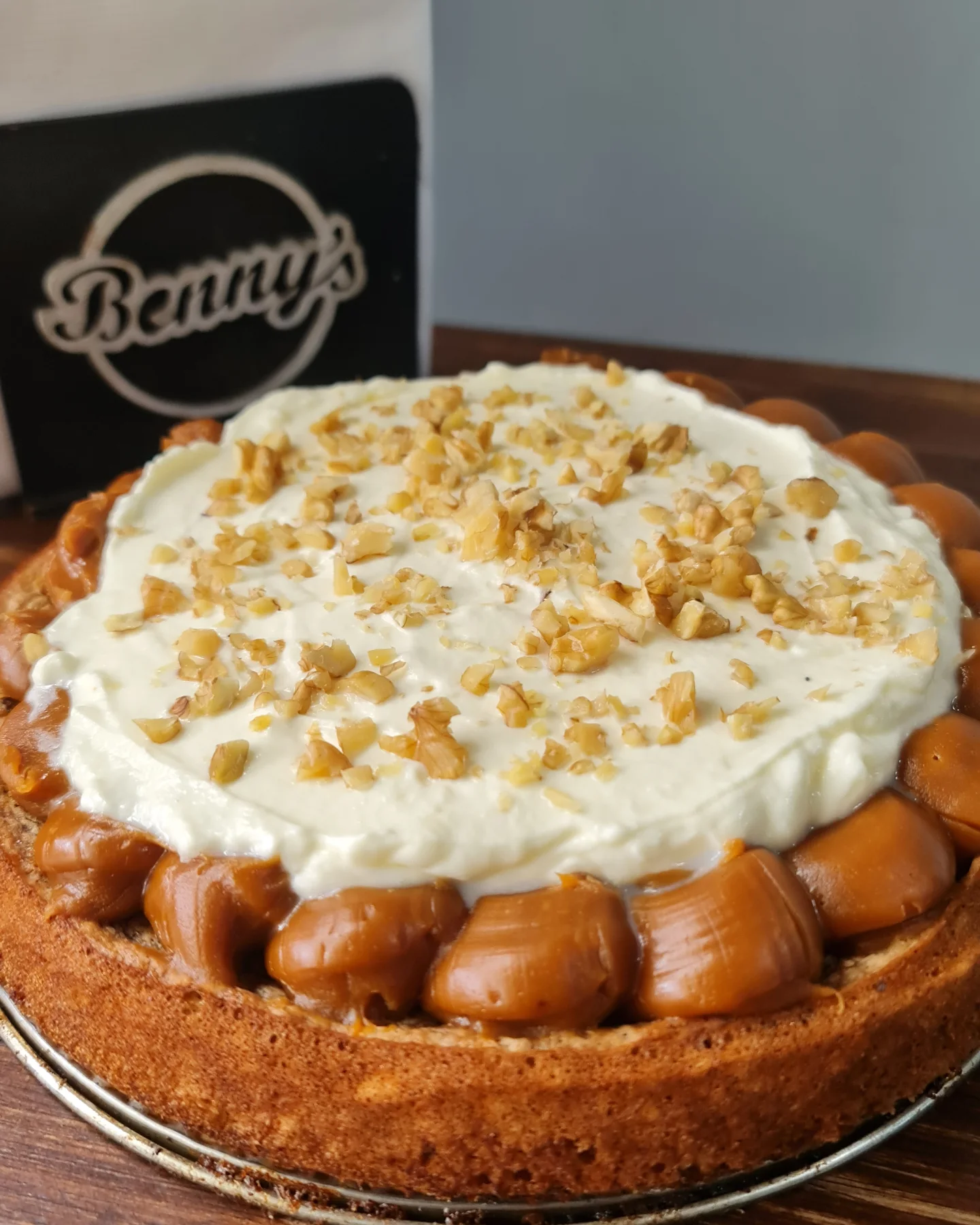 Torta de dulce de leche y nuez preparada por Benny’s